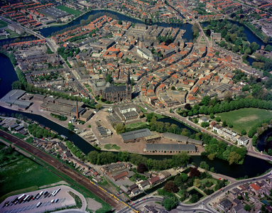 835190 Luchtfoto van het centrum van Woerden.